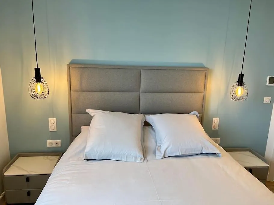 Bright Newly Renovated With Ac Apartment